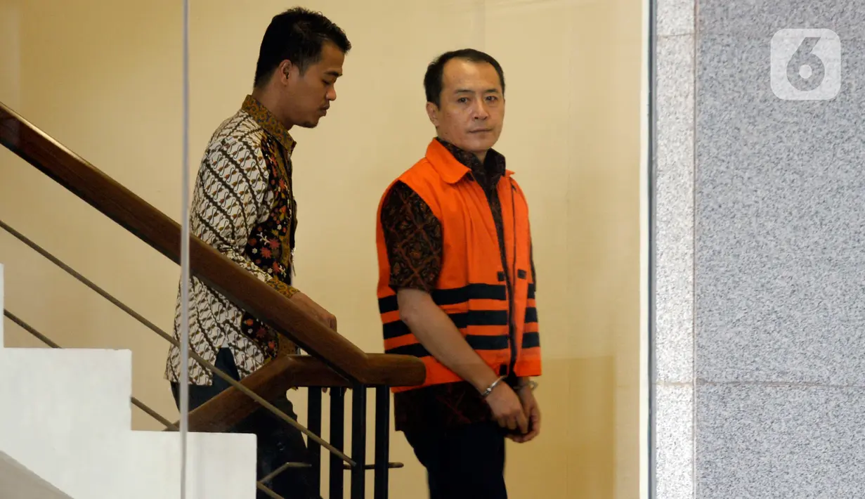 Mantan Presiden Direktur PT Lippo Cikarang, Bartholomeus Toto menaiki tangga menuju ruang pemeriksaan di Gedung KPK, Jakarta, Jumat (17/1/2020). Toto diperiksa sebagai tersangka kasus suap perizinan proyek pembangunan Meikarta di Kabupaten Bekasi, Jawa Barat. (merdeka.com/Dwi Narwoko)