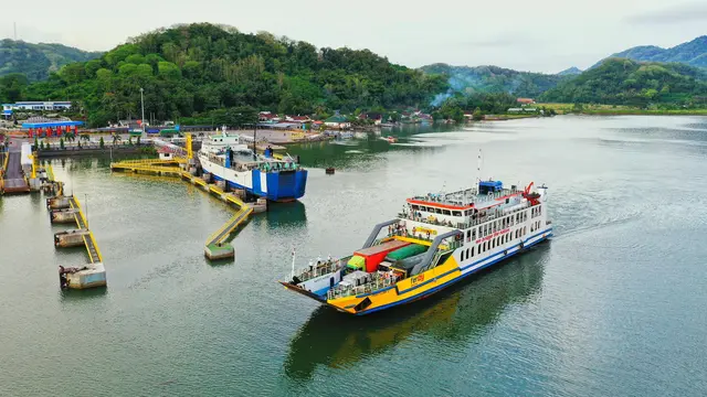 Kapal milik PT ASDP Indonesia Ferry (Persero) sedang bersandar di dermaga. (Dok ASDP)