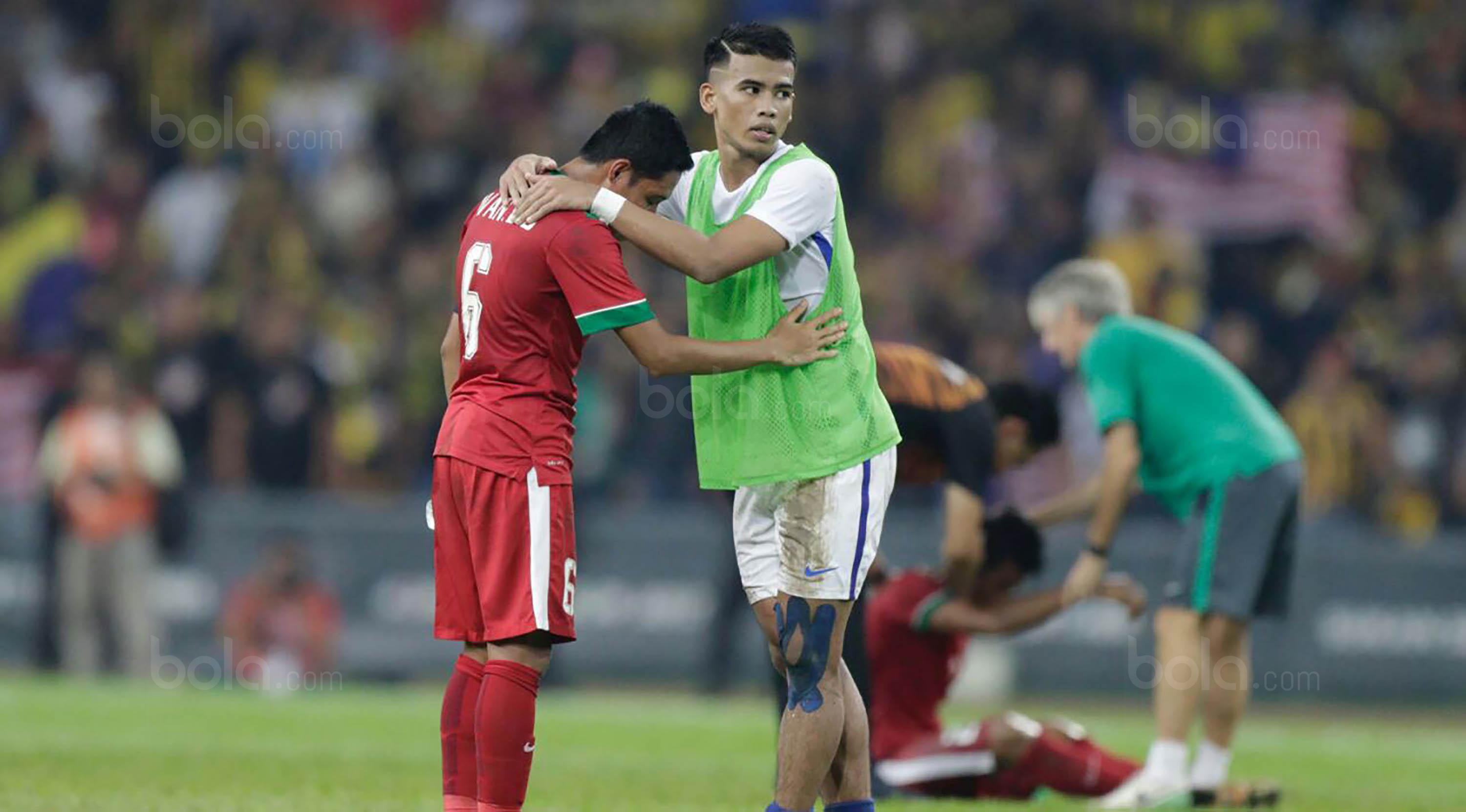 Pemain Malaysia berusaha menenangkan kapten Indonesia, Evan Dimas usai takluk dari Malaysia pada laga semifinal Sea Games 2017 di Stadion Shah Alam, Selangor, Sabtu (26/8/2017). Malaysia menang 1-0 atas Indonesia. (Bola.com/Vitalis Yogi Trisna)