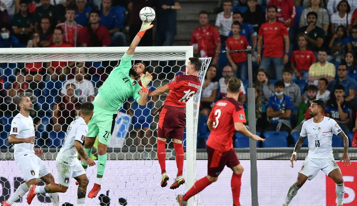 Pada menit ke-31 gantian Swiss yang memiliki peluang saat terjadi sepak pojok di gawang Italia. Bek Italia, Giovanni Di Lorenzo hampir membuat gol bunuh diri akibat membentur bola hasil tendangan sepak pojok pemain Swiss. (Foto: AFP/Fabrice Coffrini)