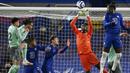 Kiper Chelsea, Edouard Mendy, menghalau bola saat melawan Everton pada laga Liga Inggris di Stadion Stamford Bridge, Senin (8/3/2021). Chelsea menang dengan skor 2-0. (Mike Hewitt/Pool via AP)