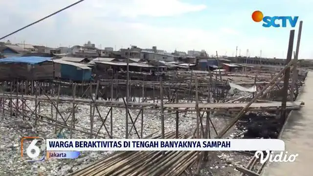 Ratusan rumah pemukiman padat penduduk di Kali Baru, Cilincing, Jakarta Utara, terkepung lautan sampah. Tak berhenti di situ, ternyata warganya pun juga masih membuang sampah sembarangan lantaran tak tersedianya tempat pembuangan sementara.