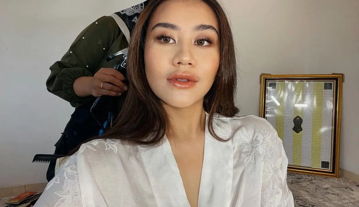 Kali ini, Aaliyah tampil dengan tone makeup oranye untuk eyeshadow, blush, dan lipgloss. Softlens light brown makin mempertegas riasan mata. [@aaliyah.massaid]