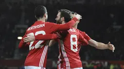 Pemain Manchester United, Juan Mata (kanan) merayakan golnya ke gawang Hull City bersama rekan-rekannya pada laga semifinal leg pertama PIala Liga Inggris di Old Trafford stadium, Manchester, (10/1/2017). MU menang 2-0. (AP/Rui Vieira)