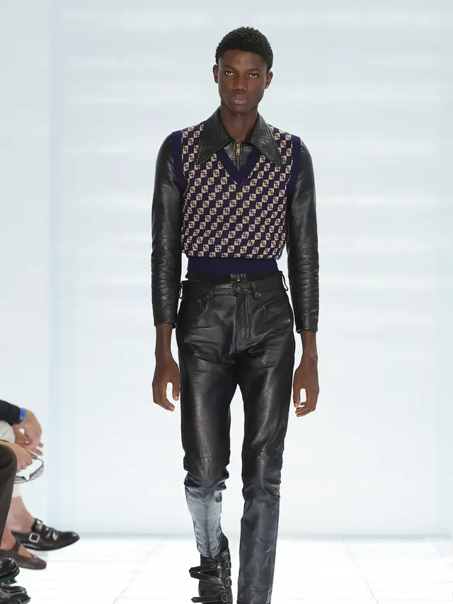 Miuccia Prada dan Raf Simons Kembalikan Esensi Berpakaian di Koleksi Menswear 'Clarity' Spring/Summer 2027