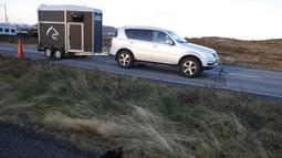 Penduduk Grindavik, sebuah kota di barat daya Islandia, sempat diizinkan untuk kembali ke rumah mereka pada hari Senin (13/11). (AP Photo/Brynjar Gunnarsson)
