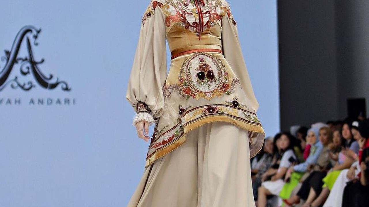 6 Potret Kimberly Ryder Tampil Cantik Menawan di Catwalk Jakarta Fashion Week 2025, Bak Bangsawan Belanda Kenakan Busana Bersulam Bunga