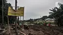 Sebuah spanduk penolakan ahli waris berada di sekitar proyek pembangunan saringan sampah Kali Ciliwung segmen Jalan TB Simatupang, Jakarta, Minggu (12/2/2023). Diketahui, total lahan yang belum dibebaskan di area saringan sampah TB Simatupang seluas 3.197 meter persegi yang dimiliki oleh 3 pihak. Total anggaran yang disiapkan untuk membebaskan lahan sebesar Rp24 miliar. (merdeka.com/Iqbal S Nugroho)