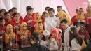 Mensos Idrus Marham melihat anak-anak bermain angklung dalam acara Gebyar Prestasi Keluarga Sejahtera Indonesia 2018 di Jakarta, Minggu (12/8). Anak-anak diharapkan bisa mengaktualisasikan prestasi yang diraih. (Liputan6.com/Faizal Fanani)