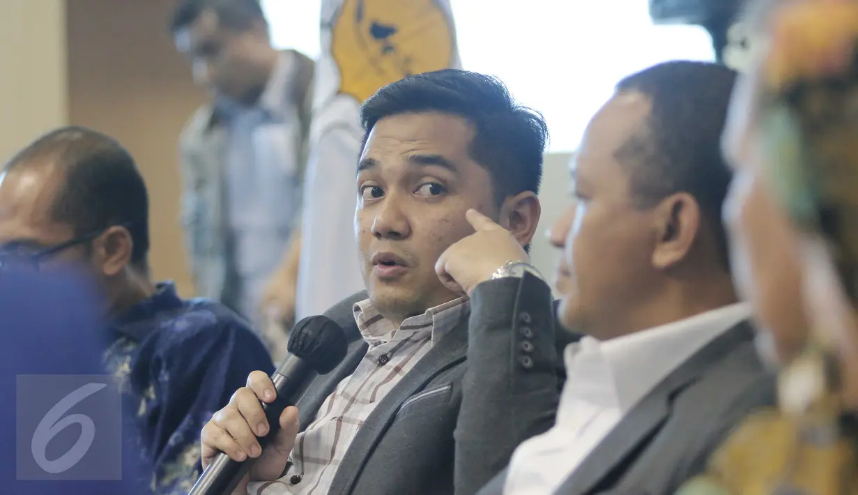 Pakar Hukum Tata Negara Rifky Karsa Yuda (dua kir) menjadi pembicara dalam diskusi Freeport di HIPMI Center, Jakarta, Selasa (29/12). Diskusi itu mengangkat tema kegaduhan Freeport untuk siapa?. (Liputan6.com/Angga Yuniar) 