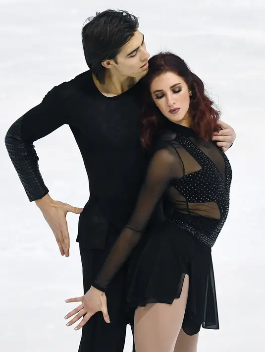 Aksi pasangan atlet Figure Skating, Elliana Pogrebinsky dan Alex Benoit dari AS menampilkan gerakan selama bersaing dalam kategori ajang Grand Prix Internationaux de France di Grenoble, Prancis, Sabtu (18/11). (AFP PHOTO / JEAN-PIERRE CLATOT)