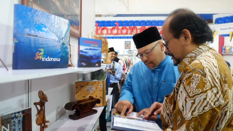 Menteri Komunikasi Brunei Darussalam, Awang Abdul Mutalib, mengunjungi pembukaan resmi “Brunei Book Fair and Empowering Reading Culture Carnival 2018". (Sumber: Fungsi Pensosbud KBRI Bandar Seri Begawan​)