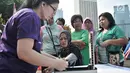 Dokter yang tergabung dalam Ikatan Ahli Patologi Indonesia (IAPI) memeriksa tensi warga saat Hari Bebas Kendaraan Bermotor (HBKB) atau car free day di kawasan Bundaran HI, Jakarta, Minggu (18/11). (Merdeka.com/Iqbal S. Nugroho)