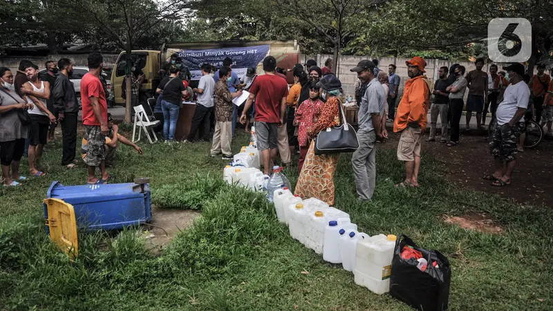 FOTO: Warga Antre Beli Minyak Goreng Curah di Pasar Senen