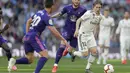 Gelandang Real Madrid, Luka Modric, berusaha melewati pemain Celta Vigo pada laga La Liga 2019 di Stadion Santiago Bernabeu, Sabtu (16/3). Real Madrid menang 2-0 atas Celta Vigo. (AP/Paul White)