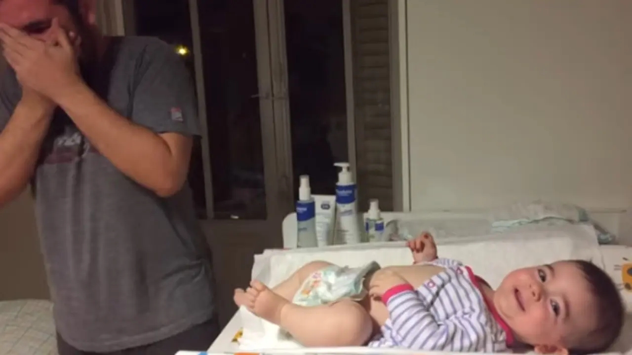 Mual Saat Ganti Popok, Bayi Mungil Malah Tertawa Lihat Ayahnya