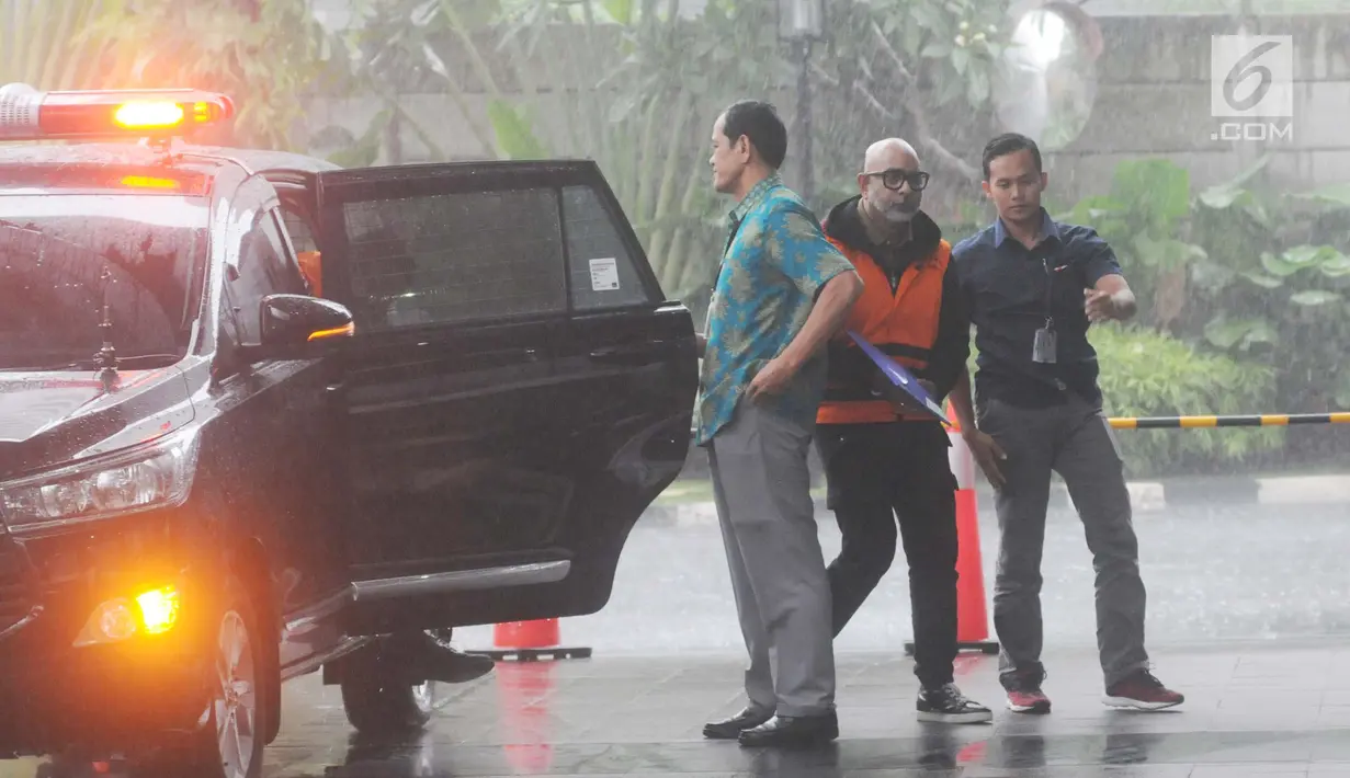 Tersangka Alexander Muskitta turun dari mobil saat tiba untuk menjalani pemeriksaan lanjutan di Gedung KPK, Jakarta, Rabu (24/4). Penyidik mengahdirkan empat tersangka terkait kasus dugaan suap proyek pengadaan barang dan jasa di PT Krakatau Steel Tbk. (merdeka.com/Dwi Narwoko)