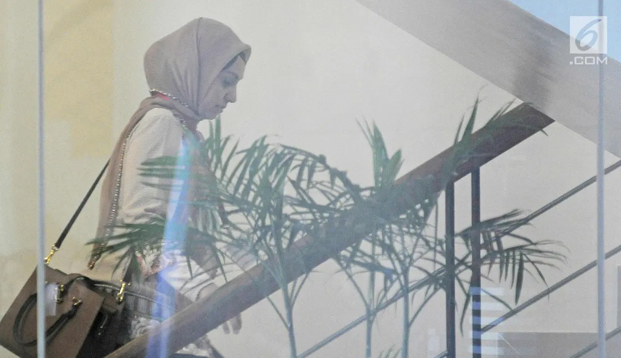 Dokter dari RS Medika Permata Hijau, Nadia Husein bersiap menjalani pemeriksaan di KPK, Jakarta, Jumat (9/2). Nadia diperiksa sebagai saksi kasus dugaan merintangi penyidikan perkara E-KTP dengan tersangka Setya Novanto. (Liputan6.com/Herman Zakharia)