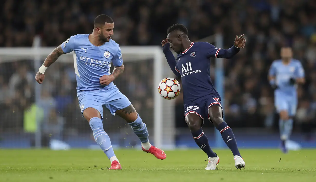 Bek Manchester City Kyle Walker berebut bola dengan gelandang Paris Saint Germain (PSG) Idrissa Gueye pada match day ke-5 fase grup Liga Champions di Etihad Stadium, Kamis (25/11/2021) dinihari WIB. Manchester City menang comeback melawan PSG 2-1. (AP Photo/Scott Heppell)