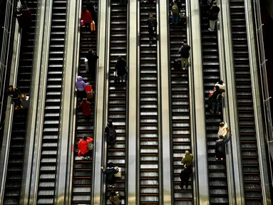 Penumpang tiba di stasiun kereta api Beijing Barat menjelang liburan Tahun Baru Imlek di Beijing, Kamis (27/1/2022). Tahun Baru Imlek 2022 yang jatuh pada 1 Februari mendatang akan jadi tahun shio macan. (AFP/Noel Celis)