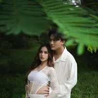 Mahalini dan Rizky Febian tampil memesona dalam maternity shoot, gaya serba putih yang elegan, [Foto: IG/@mahalini].