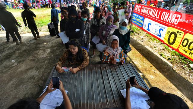 Antrean Warga Ciseeng Bogor untuk Dapatkan BLT