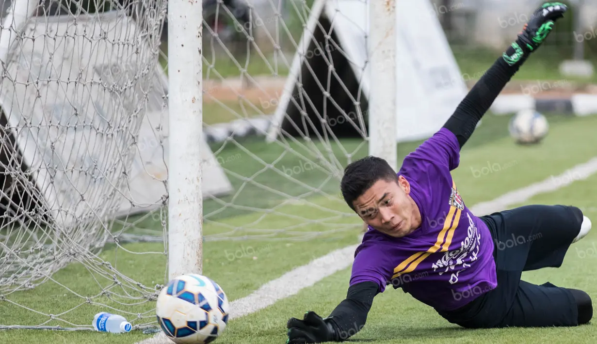 Kiper Bali United, Mochammad Dicky, menepis bola saat latihan di Lapangan Pertamina, Simprug, Jakarta, Rabu (6/4/2016). (Bola.com/Vitalis Yogi Trisna)