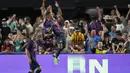 Pemain Barcelona, Raphinha (kanan) merayakan gol pertama timnya saat pertandingan persahabatan antara Real Madrid melawan Barcelona di Stadion Allegiant, Las Vegas, Amerika Serikat, Minggu (24/07/2022) pagi WIB. (AP/John Locher)