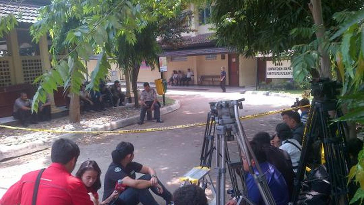 Saat keluarga korban menunggu di RS Polri