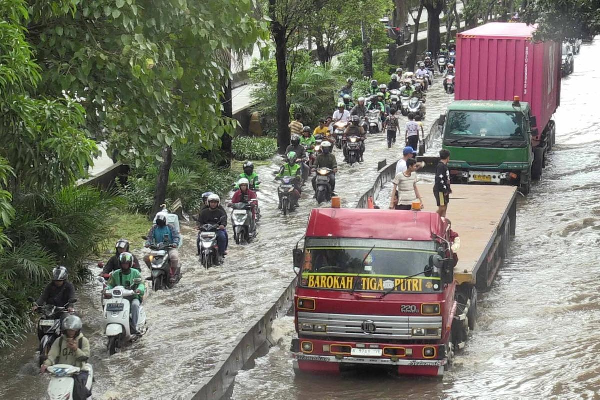 FOTO: Banjir Rendam Jalan Daan Mogot Lalu Lintas Tersendat