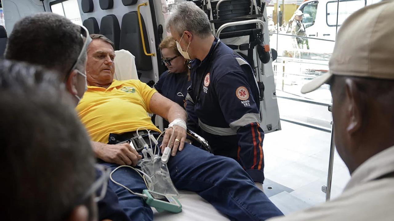 Mantan presiden Brasil Jair Bolsonaro tiba dengan ambulans di Rumah Sakit Rio Grande di Brasil pada Jumat (11/4/2025). (Magnus Nascimento/AFP)