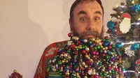 Pria Ini Hiasi Jenggotnya Pakai 710 Manik-Manik Natal, Pecahkan Rekor Dunia (Guinness World Records)