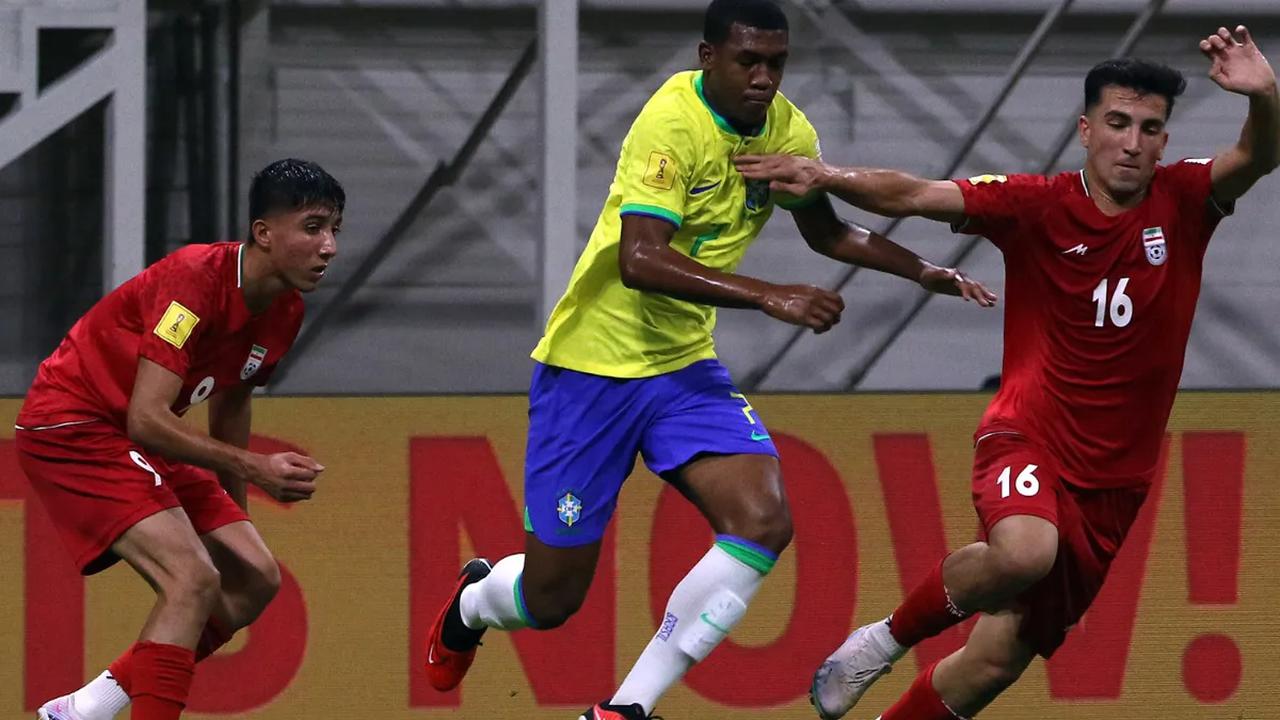 Drama 5 gol terjadi dalam duel Brasil vs Iran pada&nbsp;matchday pertama Grup C Piala Dunia U-17 2023, Sabtu (11/11/2023). Duel yang tersaji di Jakarta International Stadium (JIS) itu berakhir dengan skor 2-3 untuk kemenangan Iran.
