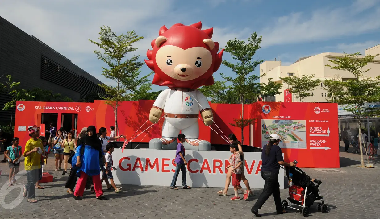 Warga Singapura bersiap menyambut perhelatan olahraga se Asia Tenggara, Sea Games 2015 pada 5-16 Juni 2015. Maskot Sea Games 2015, Nila ditampilkan dalam Sea Games Carnival, Senin (1/6/2015). (Liputan6.com/Helmi Fithriansyah)