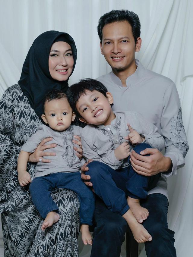 Istri Hamil Anak Ketiga, Ini 7 Momen Fedi Nuril dan Vanny Widyasasti Asuh Buah Hati