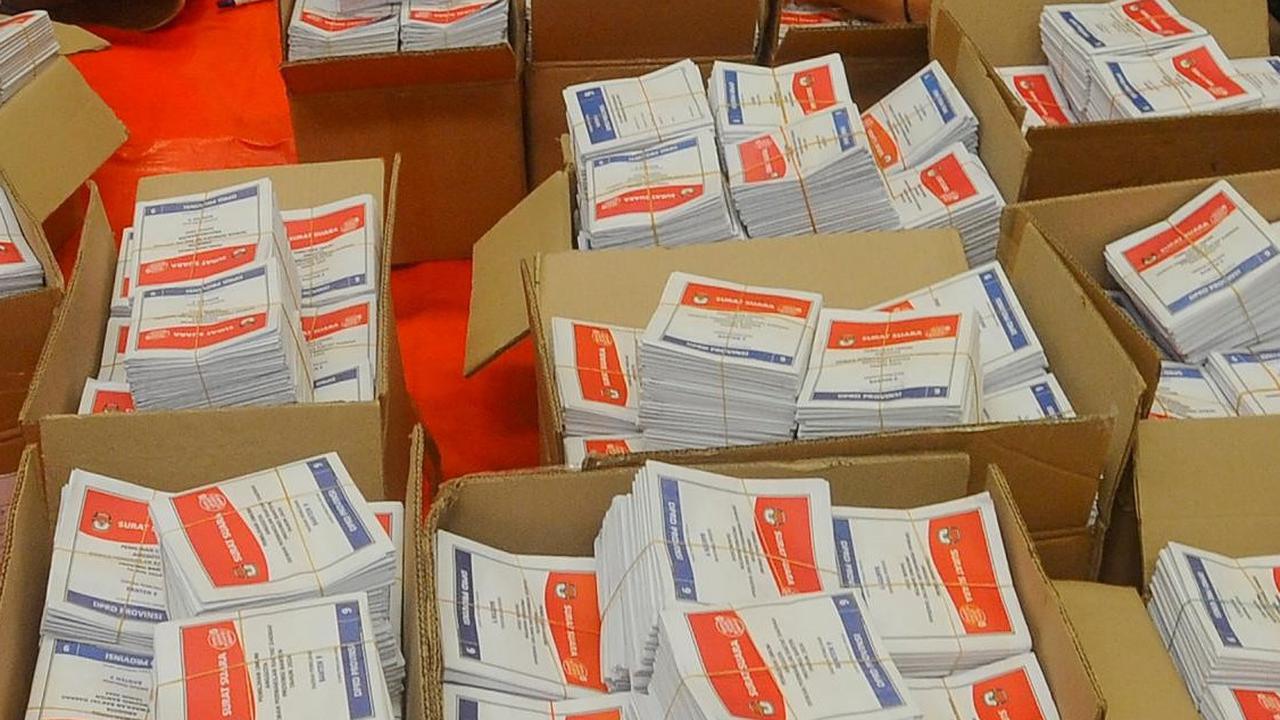 FOTO: Intip Kesibukan KPUD Tangerang Selatan Mulai Melipat Kertas Suara Pemilu 2024 di Gudang Logistik