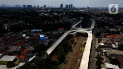 Foto dari udara proyek pembangunan jalan Flyover Tanjung Barat, Jakarta, Kamis (1/10/2020). Flyover yang ditargetkan rampung pada November 2020 tersebut mempunyai panjang total 880 meter, di sisi barat depan IISIP 430 meter dan sisi timur 450 meter. (merdeka.com/Imam Buhori)