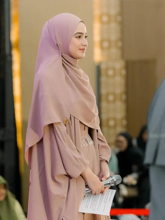 6 Pesona Anggun Meneduhkan Syifa Hadju Pakai Hijab Syar’i di Kajian Hanan Attaki