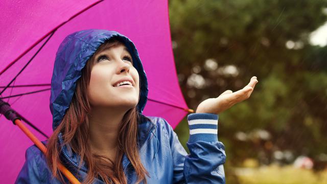 wanita bermain hujan