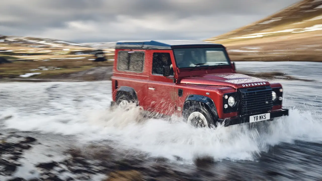 Land Rover Defender Works V8 (Carscoops)
