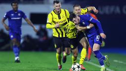 Memulai babak pertama, Die Borussen mengambil inisiatif menguasai tempo pertandingan dan langsung menekan pertahanan Dinamo Zagreb. (Damir SENCAR/AFP)