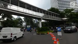 Kendaraan melintas saat uji coba sistem satu arah di kawasan Dukuh Bawah atau sekitar Landmark Setiabudi, Jakarta, Rabu (13/2). Dishub DKI menguji coba sistem satu arah (SSA) dari Sudirman ke Dukuh Bawah hingga 26 Februari 2019. (Merdeka.com/Imam Buhori)