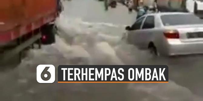 VIDEO: Ngeri, Mobil Terhempas Ombak Kontainer Saat Banjir