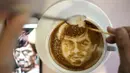 Zach Yonzon saat melukis Manny Pacquiao (Filipina) pada busa kopi susu latte di Manila, Filipina, Kamis (23/4/2015). Floyd Mayweather Jr dan Manny Pacquiao akan bertarung di MGM Grand Arena, Las Vegas, AS pada 2 Mei mendatang. (AFP PHOTO/Noel Celis)