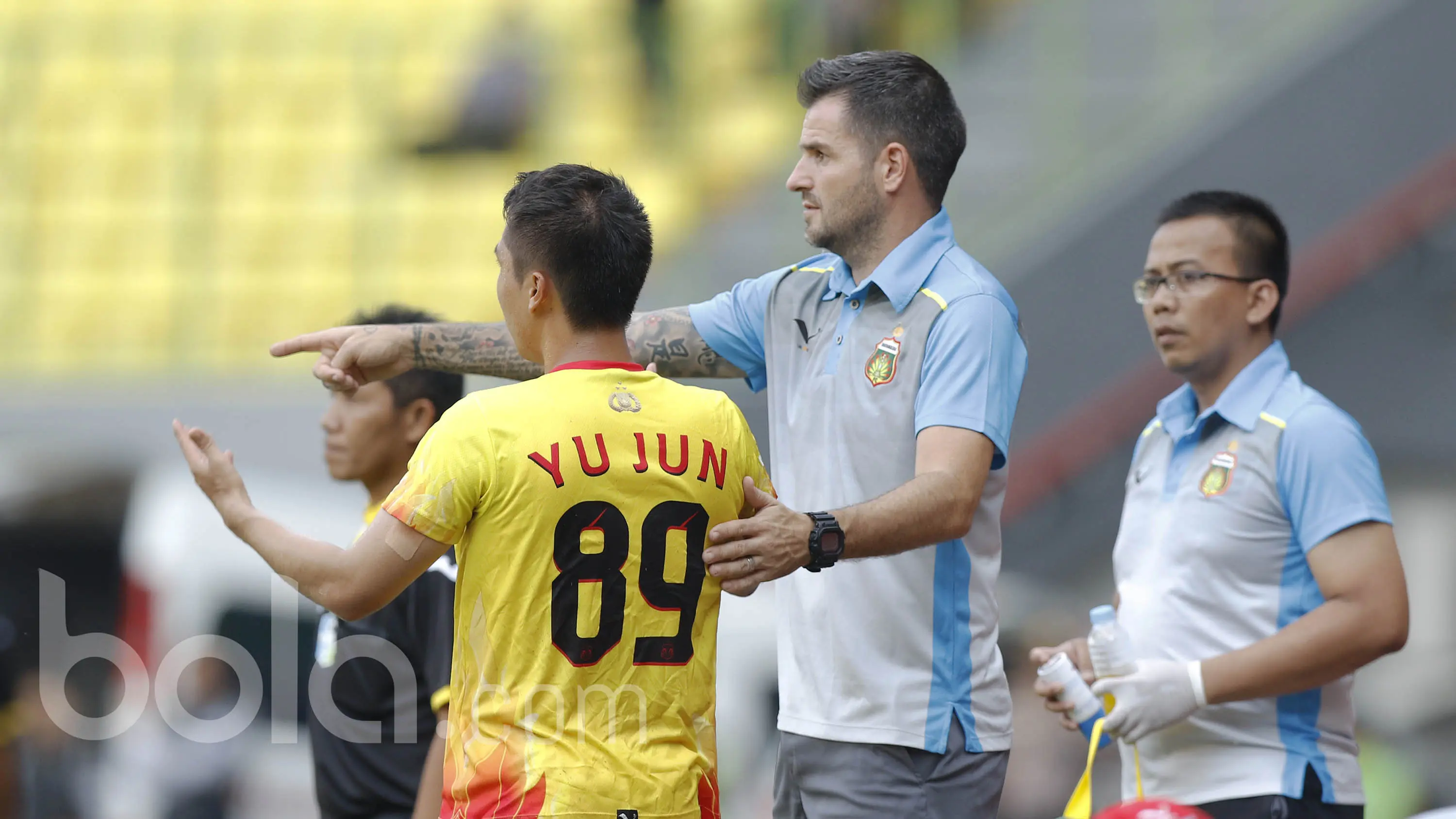 Pelatih Bhayangkara FC, Simon McMenemy, mengamati permainan anak asuhnya saat pertandingan antara Bhayangkara FC berhadapan dengan Perseru Serui  pada laga Liga 1  di Stadion Patriot, Bekasi, Kamis (20/4/2017). Skor berakhir 2-1 untuk kemenangan Bhayangka