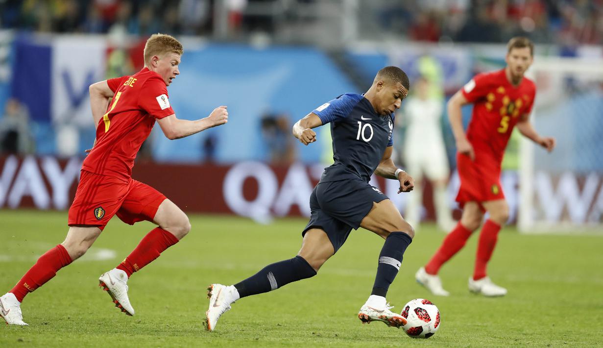 Striker Prancis, Kylian Mbappe, melewati pemain Belgia pada laga semifinal Piala Dunia di Stadion St Petersburg, Selasa (10/7/2018). Prancis menang 1-0 atas Belgia. (AP/David Vincent)