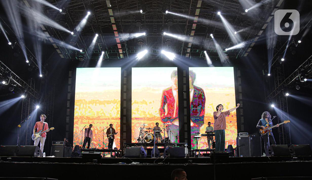 Penampilan band Sheila On 7 dalam konser Sheila on 7 yang bertajuk 'Tunggu Aku di Jakarta' di kawasan JIExpo Kemayoran, Jakarta Pusat, Sabtu, (28/1/2023). Dalam penampilannya mereka membawakan sejumlah lagu hits seperti Film Favorit, Seberapa Pantas, Dan. (Liputan6.com/Faizal Fanani)