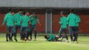 Para pemain Timnas Indonesia bercanda saat hujan deras pada sesi latihan uji coba lapangan di Stadion Maguwoharjo, Sleman, Sabtu (08/10/2016). (Bola.com/Nicklas Hanoatubun)