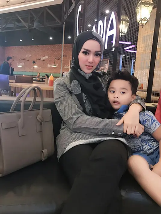 "Berada pada kesedihan bersama orang yang tepat terkadang lebih baik daripada berbahagia bersama orang yang salah." Tulis Tiara Dewi. (Instagram/tiaradewireal)