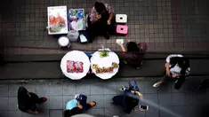Pedagang buah-buahan melayani pelanggan di Bangkok, Thailand (20/9). Bangkok dikenal punya sejarah panjang sebagai pusat makanan jalanan di dunia. (AFP Photo/Jewel Samad)